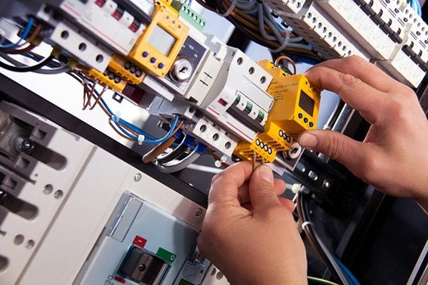 Electrical Voltage Explained - What Is It and How Does It Work ...